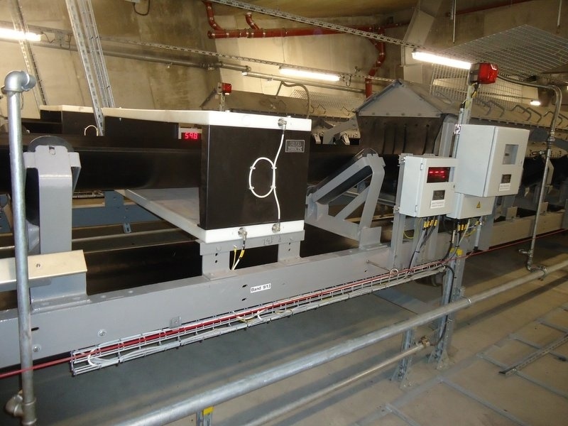Stationary metal detectors